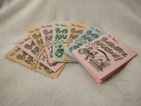 Photo de 8 petits zines imprimés. Ils sont de différentes couleurs : rose, bleu, vert, orange.