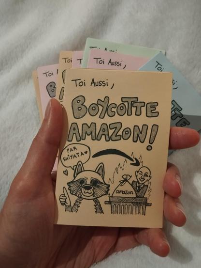 Photo zoomée d'un petit zine orange que je tiens dans la main.