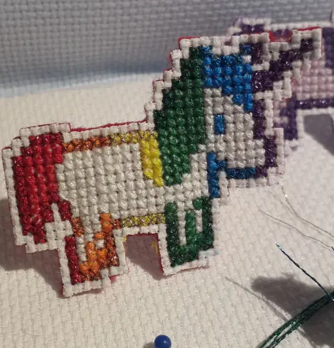 Licorne blanche au contour rainbow