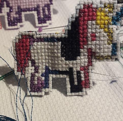 Licorne blanche dont le contour est au couleur bi et pan séparée par une partie noire