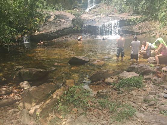 Foto de uma piscina natural numa cachoeira.