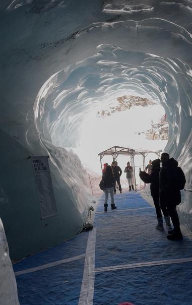 vista de dentro da caverna de gelo do Mer de Glace