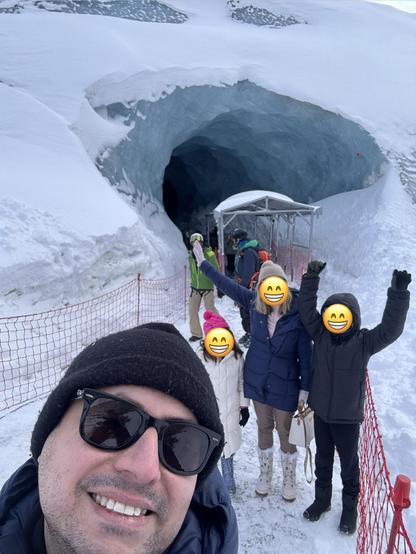 foto, família em frente à entrada da caverna de gelo