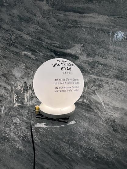 parede de gelo é uma luminária bola, com os dizeres Eu sou uma reserva de água - Minha neve do inverno vira sua água do verão