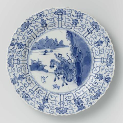 Saucer-dish with hunting scene, lotus scrolls and auspicious symbols, anonymous, c. 1700 - c. 1724
