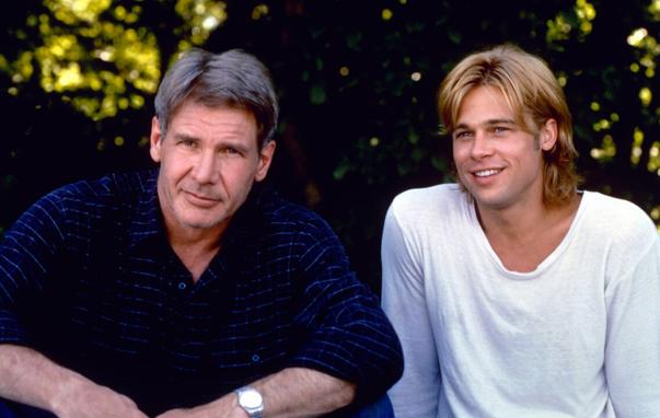 Rory Devaney (Brad Pitt) und Tom O'Meara (Harrison Ford) sitzen nebeneinander in einem Garten und schauen gelassen in die Ferne. (Bild: © ZDF/Columbia Pictures)