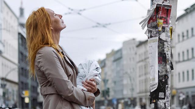 An der geschäftigen Straßenkreuzung am Rosenthaler Platz erlebt eine trauernde Mutter (Andrea Sawatzki) einen kurzen Moment der Ruhe. (Bild: © rbb/Darling Berlin/UCM.ONE)