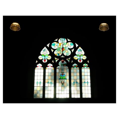 Disgrifiad (Cymraeg) : Gwydr lliw a goleuadau yn yr Eglwys Bedyddwyr

Description (English) : Stained glass and lights in the Baptist Church

འགྲེལ་བཤད།(བོད་ཡིག) : ཤེལ་ (shell) crystal; glass