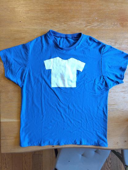 Mon t-shirt à plat sur une table.