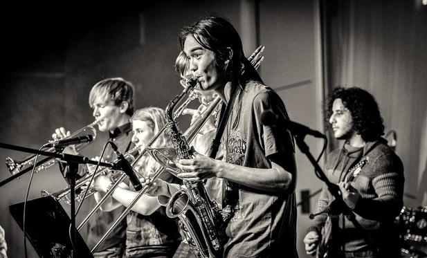 Theo Schindelbeck am Saxophon bei Die Hochstapler