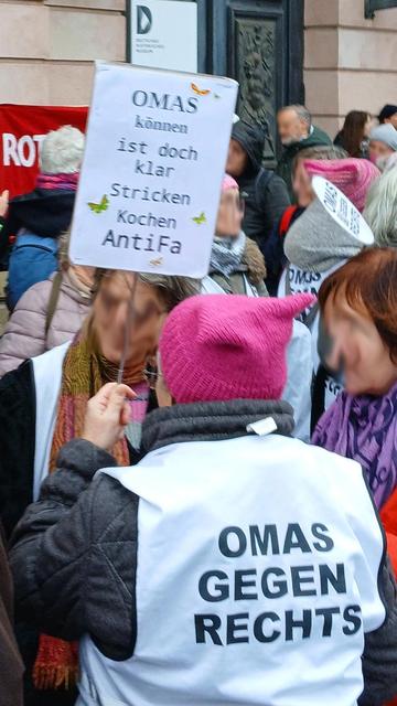 Die Omas gegen Rechts in Berlin.