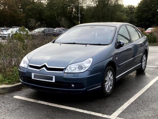 Grey first-generation Citroën C5, front quarter view