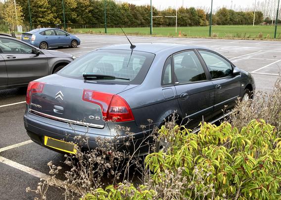 Grey first-generation Citroën C5, rear quarter view