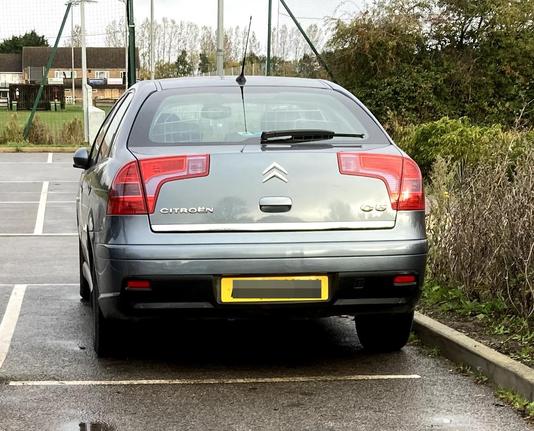 Grey first-generation Citroën C5, rear view