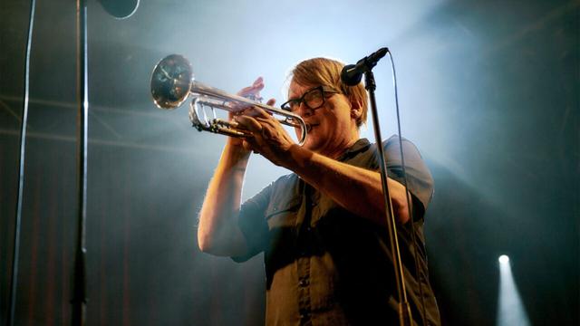 Sven Regner spielt Trompete. (Bild: © NDR/Superfilm/Noel Richter)
