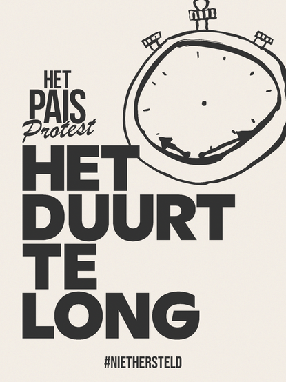 Poster met tekst "Het Pais Protest" en "Het duurt te long" met een stopwatch en #nietHersteld