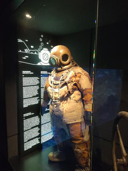 Un traje de buzo viejo. Es flipante