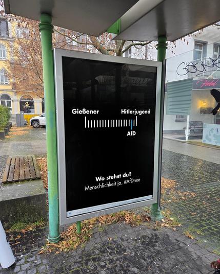 Bild einer Bushaltestelle mit #AfDnee-Werbung