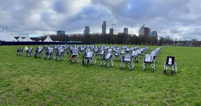 Ze is niet hier. Haar rolstoel, en Nijntje, wel.