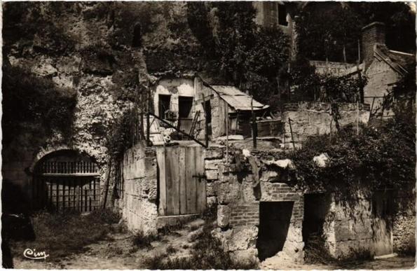 Les Roches-sur-le-Loir Habitations Troglodytes France à #Roches (#LoirEtCher)  #CartePostaleAncienne 👉 https://cartorum.fr/carte-postale/722960/roches-les-roches-sur-le-loir-habitations-troglodytes-france
