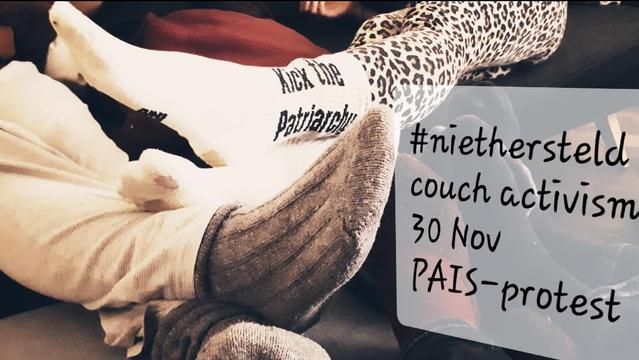 Vijf mensen liggen ontspannen op de bank, waarbij alleen hun voeten, warm ingepakt in wintersokken, zichtbaar zijn op de foto.
Als text is rechts in beeld toegevoegd: #niethersteld couch activism 30 nov PAIS-protest