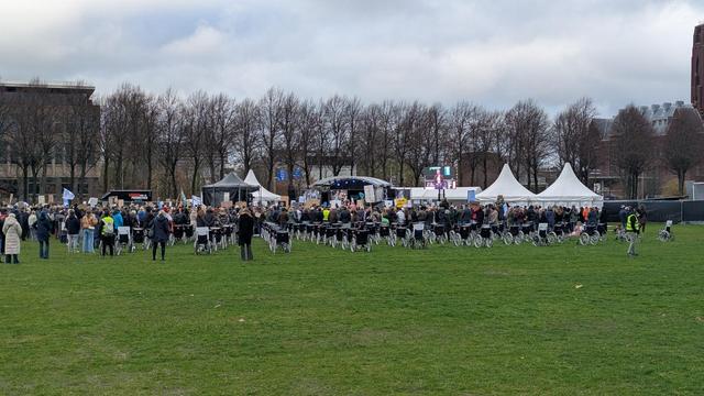 foto demonstratie PAIS, op Malieveld, met veel rolstoelen opgesteld.