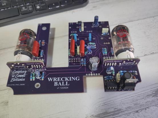 Otro previo en formato pedal, en este caso el Wrecking Ball de C2C Electronics
