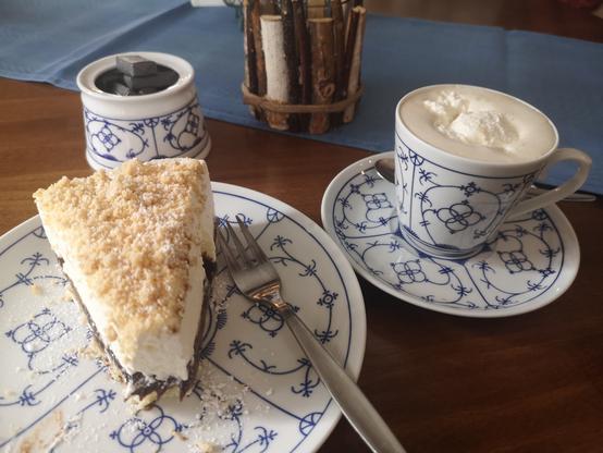 Friesentorte und Pharisäer im Pharisäer Hof auf Nordstrand, serviert auf Porzellan im weißblauen Küchenzwiebelmuster