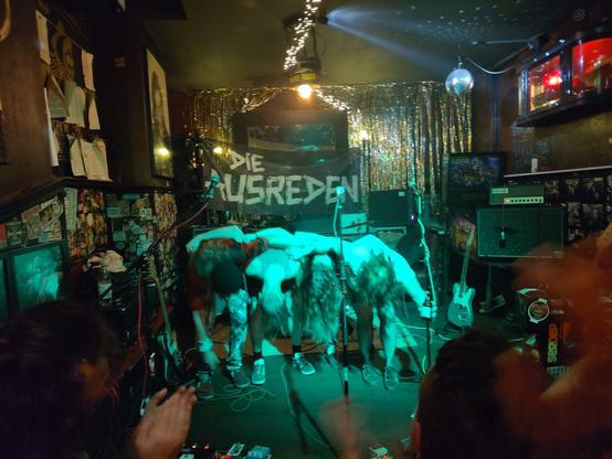 Die Band die Ausreden verbeugen sich vor dem Publikum