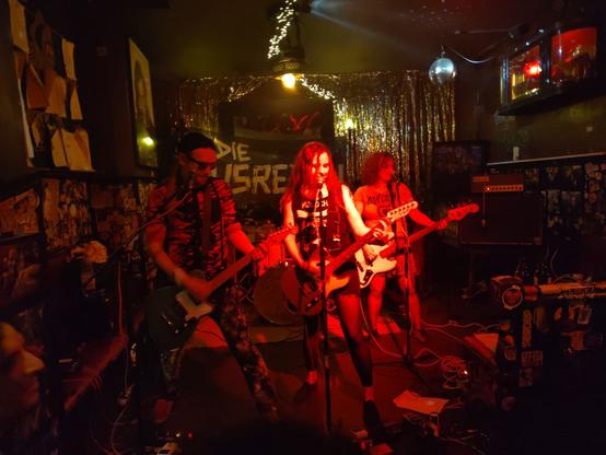 die Band Die Ausreden im roten Licht