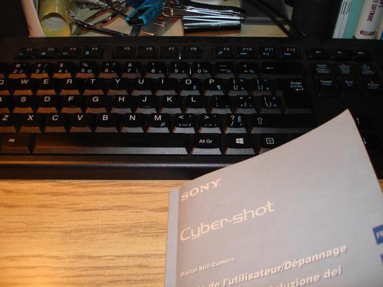 Manuel de l'utilisateur imprimé en 2006 de la Cyber-shot de Sony.