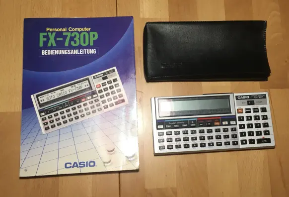 CASIO FX-730P Personal Computer
mit Schutzhülle und Bedienungsanleitung