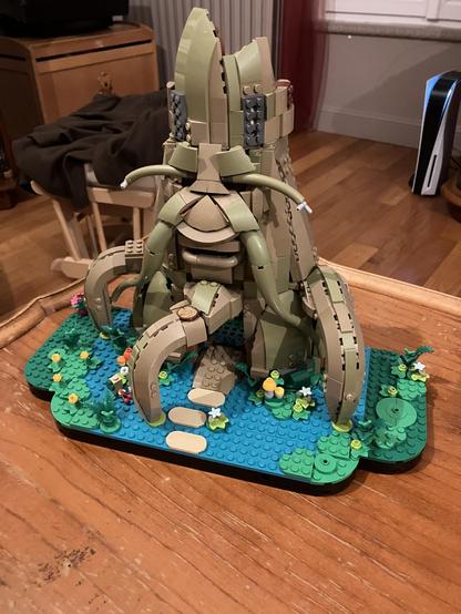 Arbre mojo avec la coiffe au dessus du visage