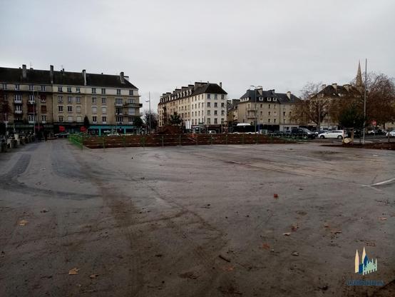 vue générale de la place en direction de la rue de Bernières