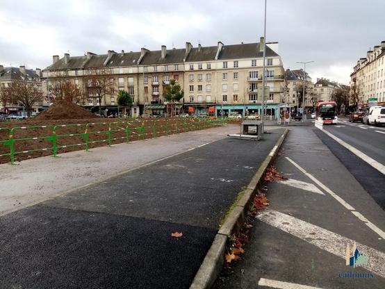 vue de la place près de l'arrêt de bus et de la nouvelle piste cyclable