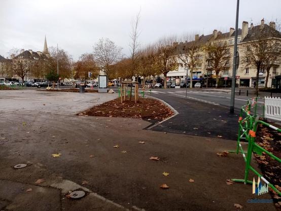 vue de la place et de la nouvelle piste cyclable côte hôtel Mercure