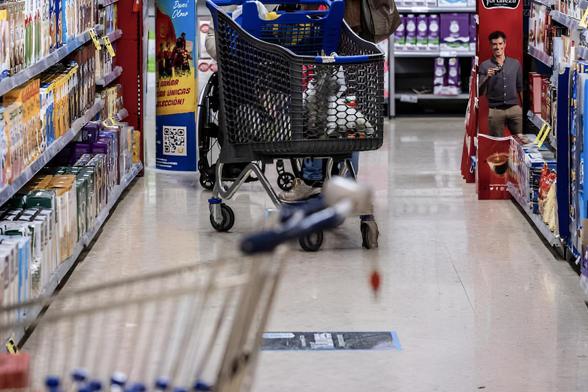 Dos carritos de la compra en un pasillo de un supermercado. (Getty Images)