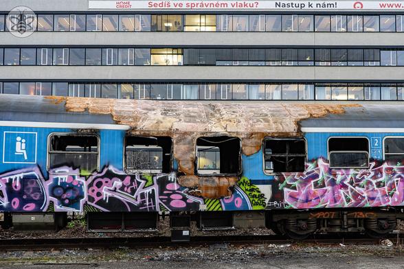 Správný vlak? / Right train? #train #advert #Brno #street #CityCenter #Czechia #CzechRepublic #photo #photography #streetphotography