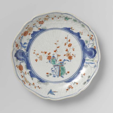 Scalloped dish with flowerpot, rocks, birds, bamboo and prunus, anonymous, c. 1670 - c. 1700