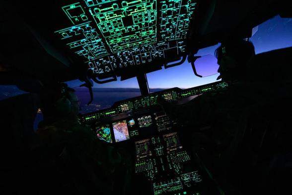 Cabina de un Airbus A400M de cuatro motores turbohélice de transporte militar, el 20 de febrero de 2025, durante el vuelo entre Noruega y el Reino Unido. (Leon Neal / Getty Images)
