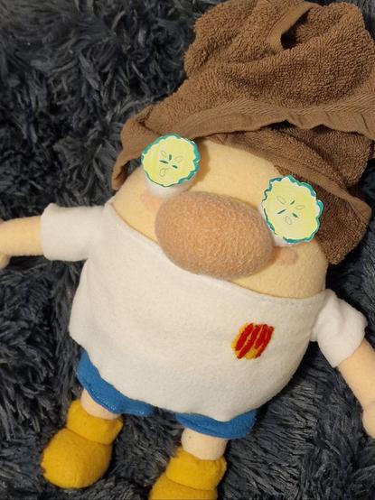 L'Alcalde Josep, de Brunyols, versió peluix, gitat en un coixí pelut, amb dos talladetes de cogombre damunt dels ulls. Està molt relaxat.