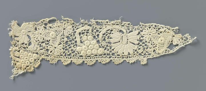 Strook gehaakte kant met bloemen en druiventros, anonymous, c. 1890 - c. 1909