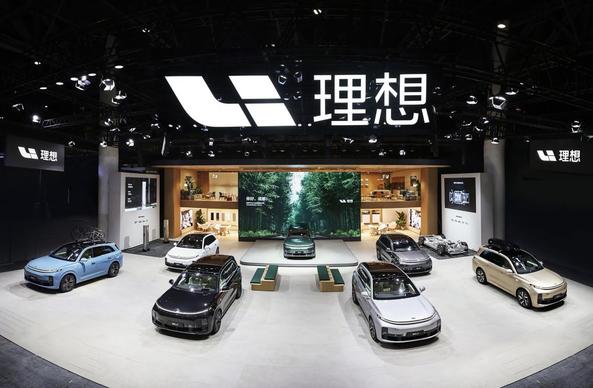 <p>中国の電気自動車（EV）メーカー「理想汽車（Li Auto）」が発表した2025年7～9月期決算は、売上高が前年同期比36.2％減の274億元（約6000億円）、純損益が6億2400万元（約140億円）の赤字と大幅な減収減益となった。前年同期は28億元（約620億円）の黒字だった。粗利益率は16.3％に落ち込んだ。ただし、2024年に生産した純電気自動車（BEV）のミニバン「MEGA」のリコールに伴う想定コストを除くと、粗利益率は20.4％となる。</p>
<p>販売（納車）台数の減少が、売上高激減の主な要因となった。7〜9月の納車台数は前年同期比39％減の9万3200台だった。新興EV上位陣が軒並み納車台数を伸ばすなか、理想汽車の落ち込みが一際目を引く結果となった。蔚来汽車（NIO）の7〜9月の納車台数は40.8％増、小鵬汽車（Xpeng Motors）は149.3％増、零跑汽車（Leap motor）は101.77％増となっている。</p>
<p>理想汽車は赤字の主因について、「BEV分野への投資」「MEGAのリコールによる一時的な影響」「価格競争による利益圧迫」の3点を挙げている。</p>
<blockquote class="wp-embedded-content"><p><a href="https://36kr.jp/442422/">理想汽車「MEGA」が走行中に出火——1万1411台をリコール、EV安全性に新たな懸念</a></p></blockquote>
<p></p>
<p>同社はレンジエクステンダーEVを主力としていたが、2024年に初のBEVとしてMEGAを発売。25年7月には第2弾のBEV「i8」を、9月には第3弾の「i6」を市場に投入した。いずれも人気の多目的スポーツ車（SUV）で、2モデルの累計受注台数はすでに10万台を超えたという。しかし、生産能力に限界があるため、納車は進んでいないのが現状だ。10月の納車台数は、i8が5749台、i6は5775台となっている。</p>
<blockquote class="wp-embedded-content"><p><a href="https://36kr.jp/444689/">中国新興EV10月販売：零跑汽車が7万台で8カ月連続の首位、「4万台クラブ」も乱立</a></p></blockquote>
<p></p>
<p>＊1元＝約22円で計算しています。</p>
<p>（36Kr Japan編集部・茶谷弥生）</p>