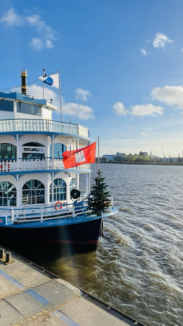 Weihnachtsdekoration in Hamburg auf dem Mississippi-Dampfer. Im Hintergrund unsere Musikals.