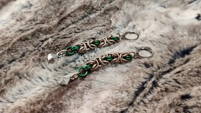 Même boucles d'oreilles, mais vues sous un angle différent.