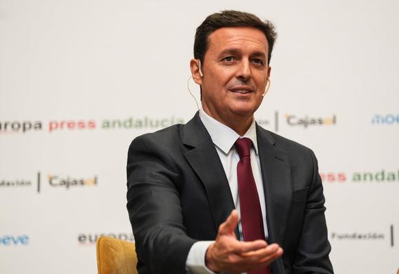 El entonces presidente de la Diputación de Almería, Javier Aureliano García (PP), durante un desayuno informativo celebrado el 10 de septiembre en Sevilla.