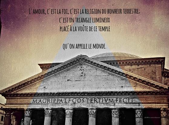 Photo sépia du Panthéon (Rome). Un triangle de superpose à l'image et la rend noir et blanc sur sa surface. La citation de Musset est écrite dans le ciel.