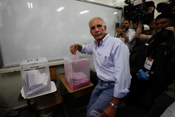 El candidato presidencial del Partido Nacional de Honduras, Nasry Asfura, votando en la Universidad Pedagógica de Honduras, el 30 de noviembre de 2025, en Tegucigalpa. (Emilio Flores / Anadolu via Getty Images)