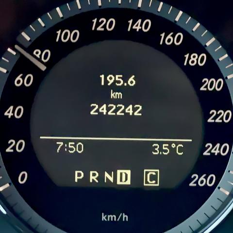 Auf dem Bild sieht man den “Tacho” eines Autos, der Kilometerstand ist gerade auf 242.242 Km gesprungen.