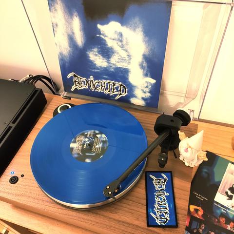 Photo du premier album de Benighted tournant sur une platine vinyle.
